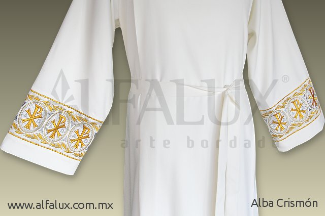 Alba Crismón, con cíngulo integrado.